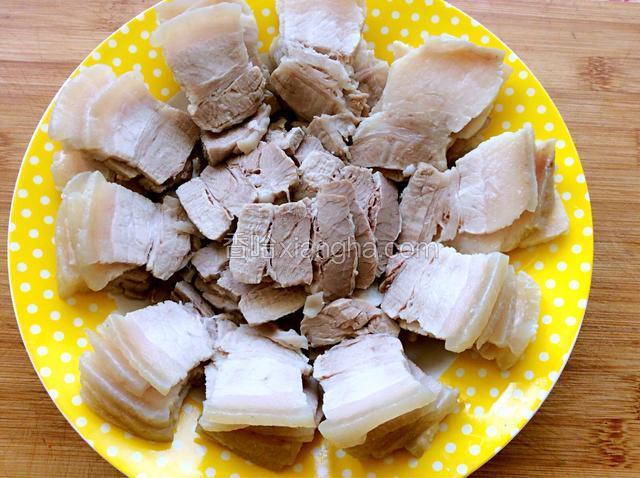 把肉按自己的喜好切片摆放在盘中