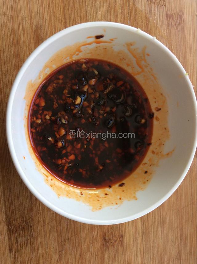 按自己的口味加入适量的老干妈豆豉、海鲜酱油、鸡精拌匀。