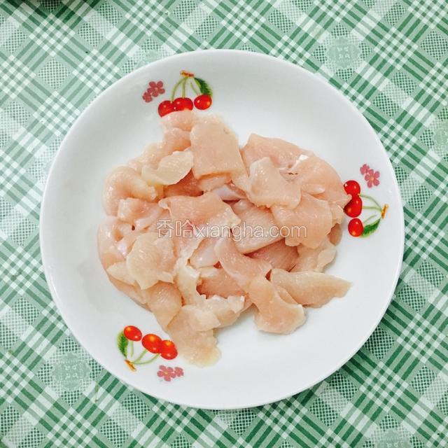 鸡胸肉切片备用