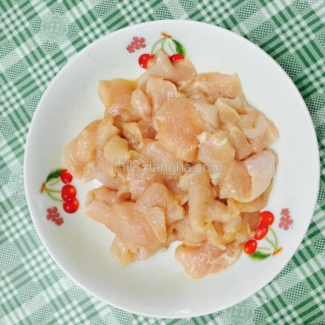 加入适量生抽，料酒，盐，生粉，少量油，抓匀腌制十五分钟左右
