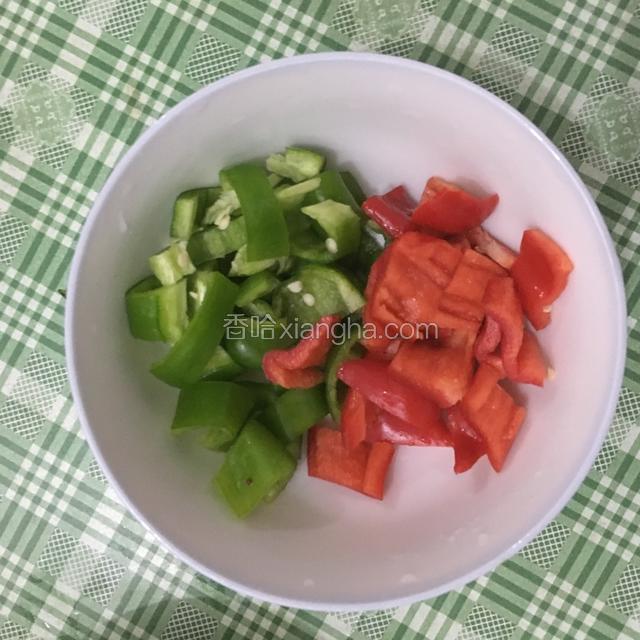 青椒，红椒洗净切块备用