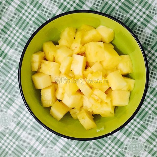 菠萝切块，用淡盐水浸泡一会儿