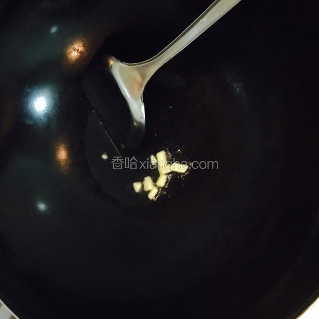 热锅放油爆香姜片