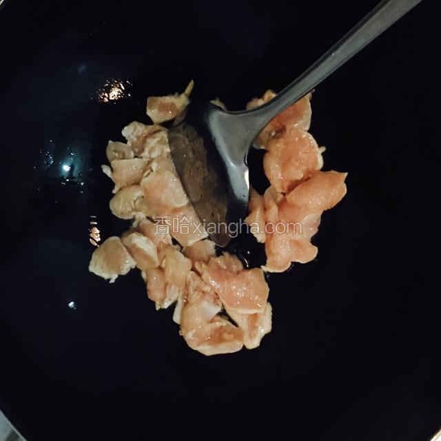 放入鸡肉片进行翻炒