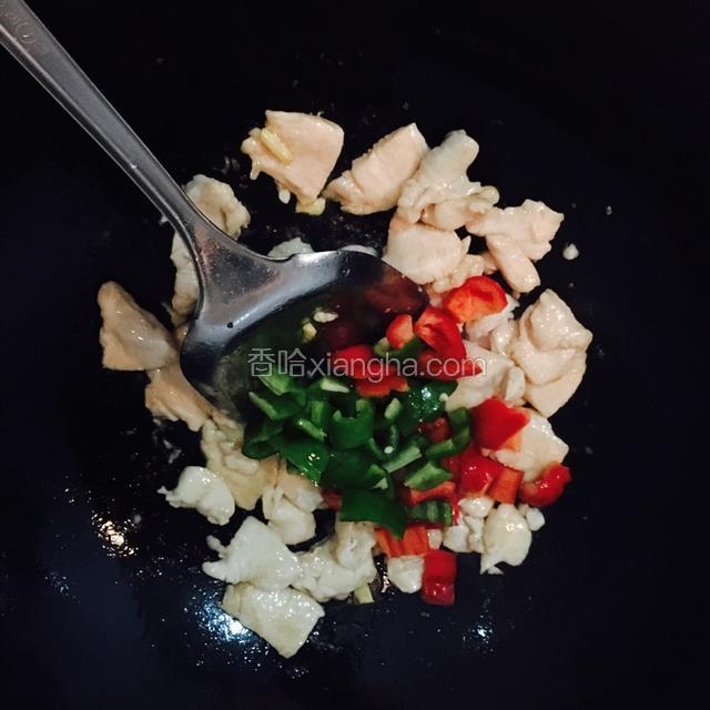 炒至肉变色后加入青椒红椒翻炒