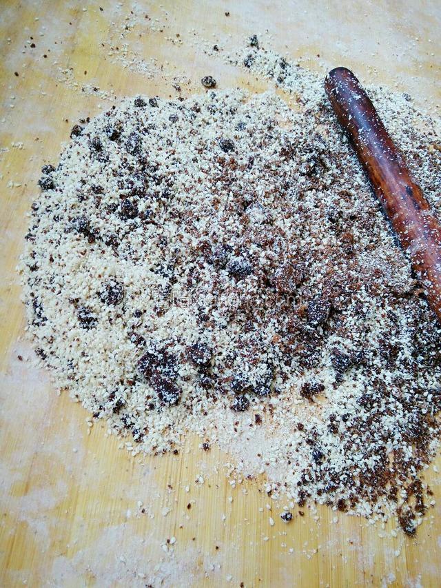 准备好所以材料，芝麻烤熟用擀面杖擀岁，和红糖放一起搅匀
