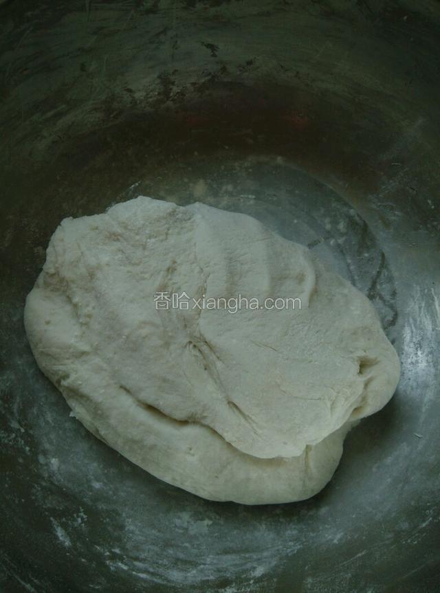 用开水烫糯米面，用筷子和成团，有些沾手，撒些白面揉成面团
