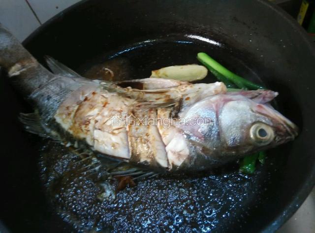放入鲈鱼，放甜面酱，酱油，料酒，醋，少量盐，倒入开水