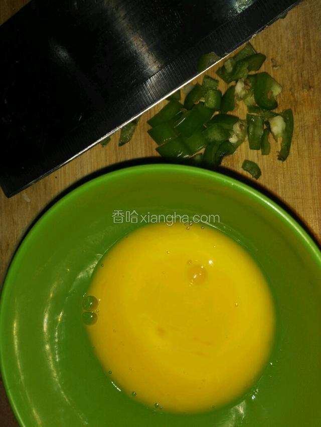鸡蛋黄打散，放一点盐，淋在米饭里，搅拌均匀。
切一点青辣椒粒