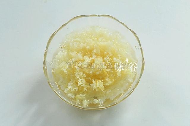 干银耳提前用水泡发，洗净撕成小朵。