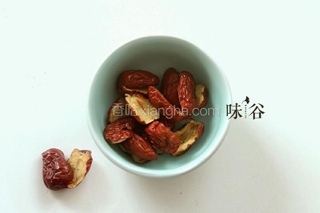 红枣洗净，去核。