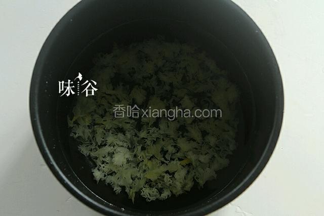 将银耳放入锅中，大火烧开，转小火慢炖1小时左右，至汤汁粘稠。