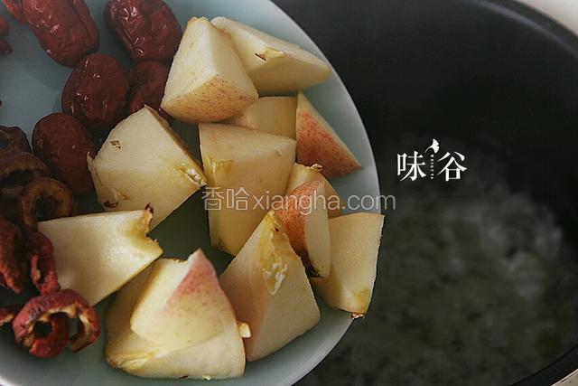 加入山楂，红枣和苹果再煮20分钟即可。