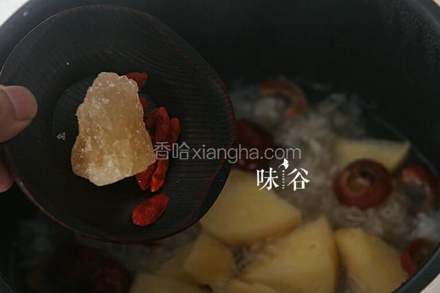 关火前加入冰糖和枸杞，待糖融后即可。（冰糖可适量，不加也行。）