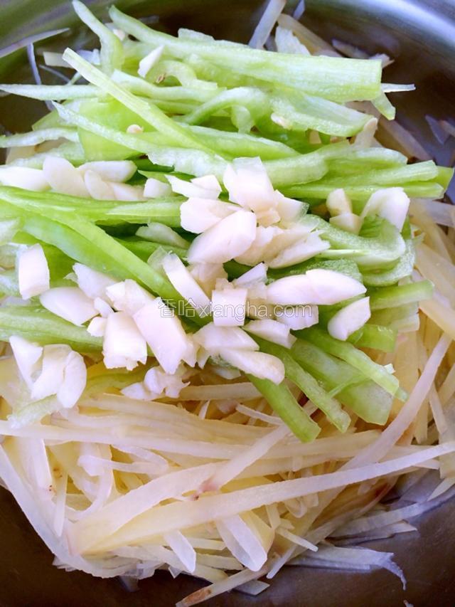 将土豆丝 青椒 蒜粒放入大碗