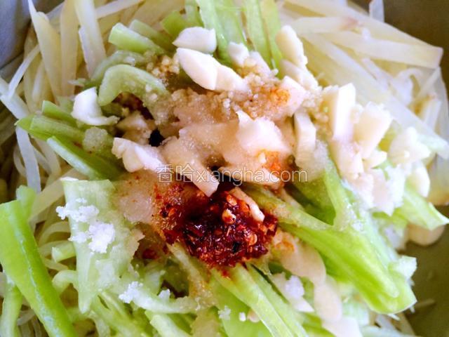 白糖 盐  鸡精 香油 味达美 香醋 辣椒油放入碗内，搅拌均匀即可