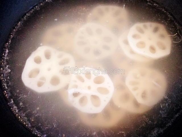 然后把藕片过水煮2~3分钟捞出来备用。