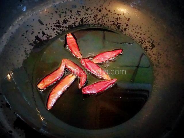 另起锅，放适量油，放入干红辣椒。