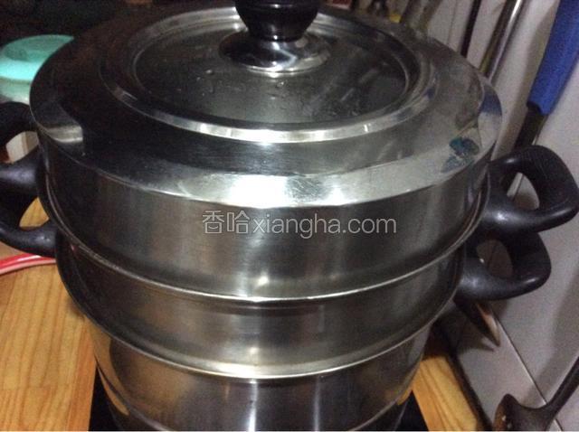 放入蒸锅大火烧开转中火蒸十五分钟即可。