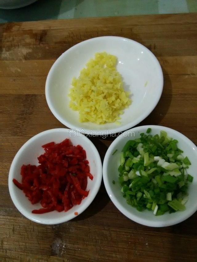 切好葱姜红菜椒，菜椒要去掉籽