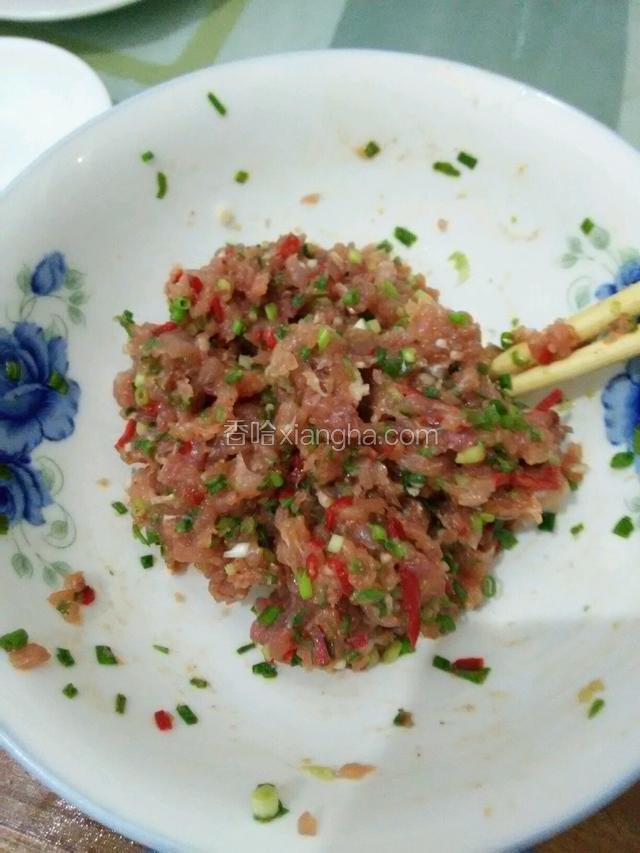 放入葱姜菜椒以及其它调味料拌匀