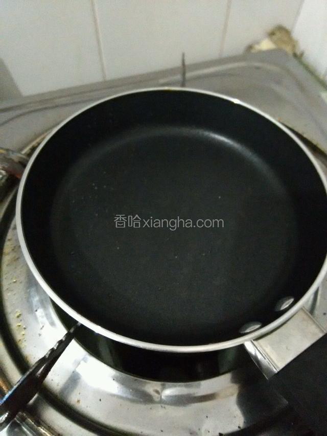 小煎锅放入炉灶上，开最小火