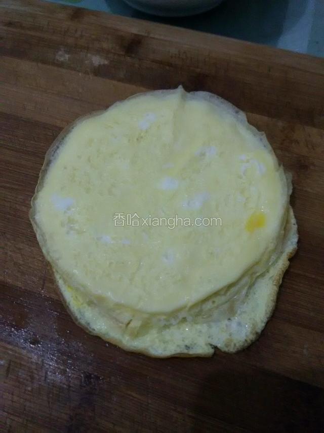 重复几次蛋皮就煎好了