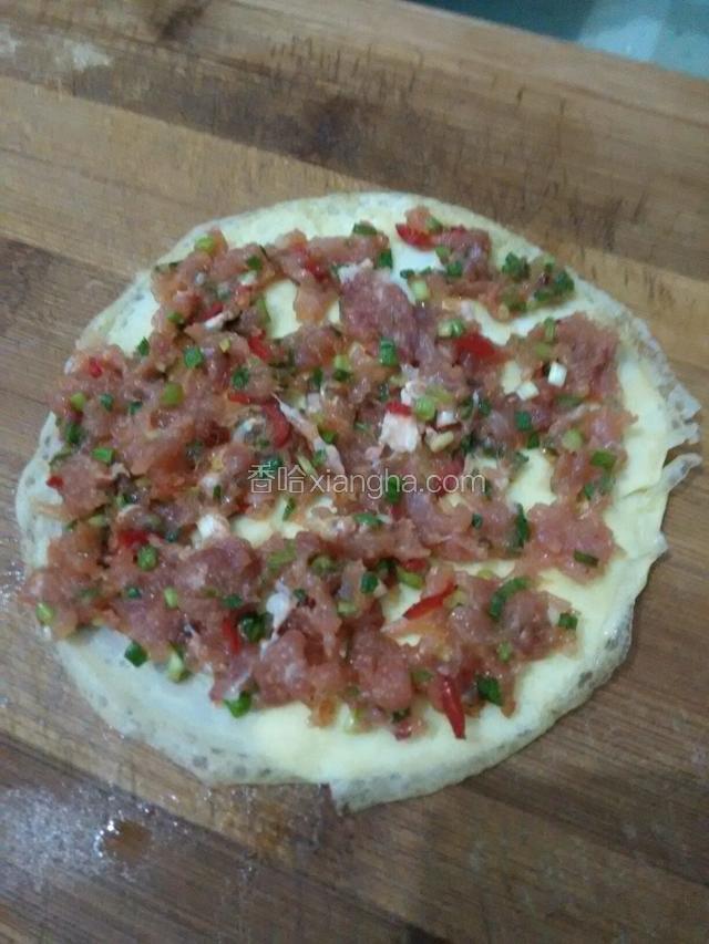 取一张均匀铺上肉沬，从一边卷起来