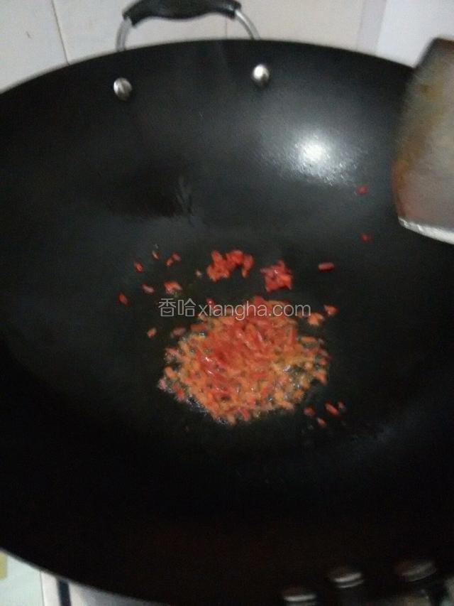 锅中放少量油，放入红菜椒爆一下