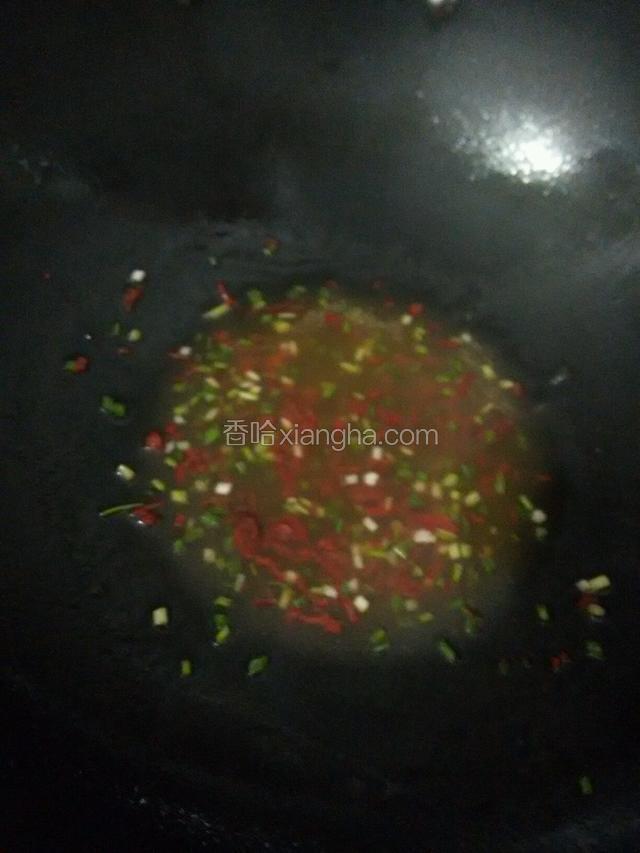 倒入水淀粉，烧成透明色，加一点点盐，然后浇在蒸好的鸡蛋肉卷上面，大功告成