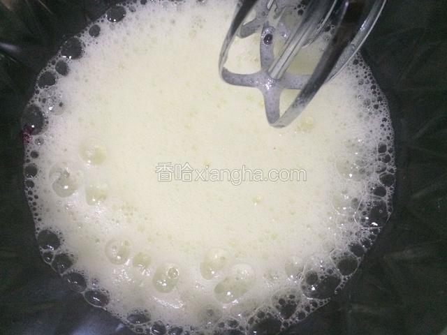 蛋白中加入2-3滴柠檬汁，用打蛋器打出泡泡
