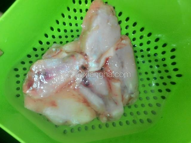 鸡翅先用冷水化开冰块
