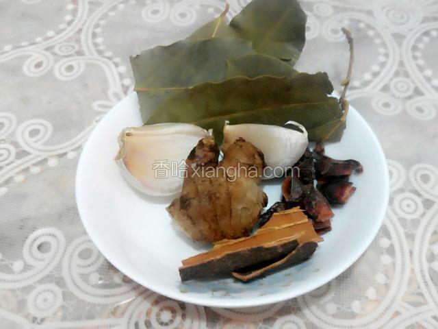准备辅料（蒜，姜，香叶，桂皮，八角）