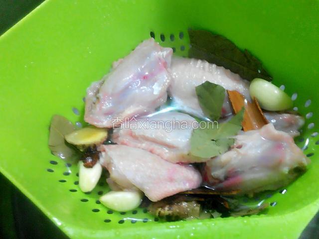 再把辅料一起洗一下，（用菜篮洗才防止辅料乱跑）