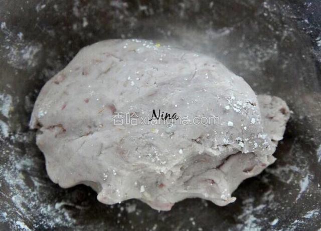 揉成一个不粘手的面团即可，不要把面和的太硬。
