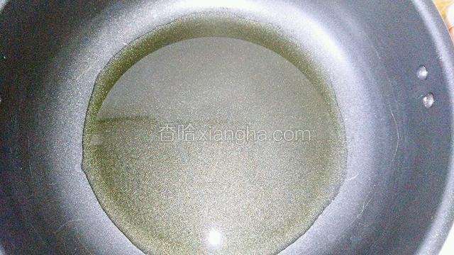 锅里加适量油
