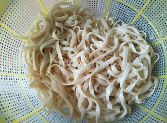捞出面条，滴干水