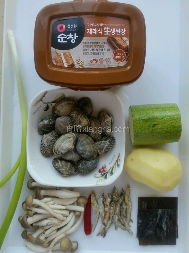 准备好食材。把花蛤在盐水中泡3~4个小时，使吐出泥。把干银鱼的头和内脏去掉洗净。
