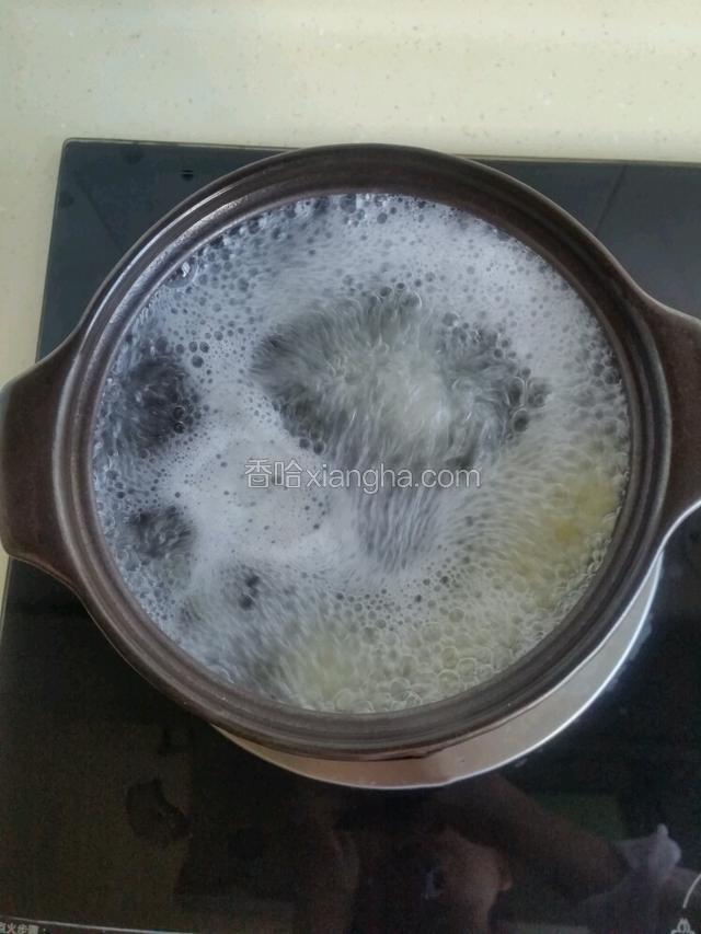 水开后放入土豆片煮一会。