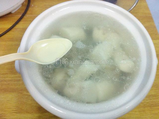 待水烧开，滴几滴白醋，转小火，慢慢煮2小时，可以关火啦。

