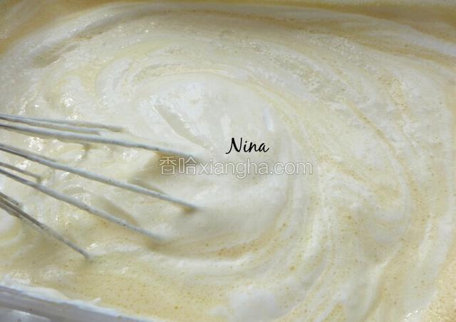 打发好的蛋白与蛋黄混合，翻拌均匀。
