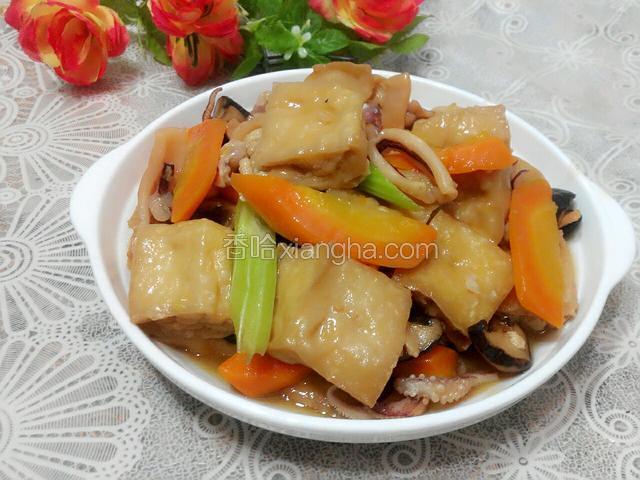 装盘拍一张，（因为我家的砂锅大不好拍照，才装盘拍）