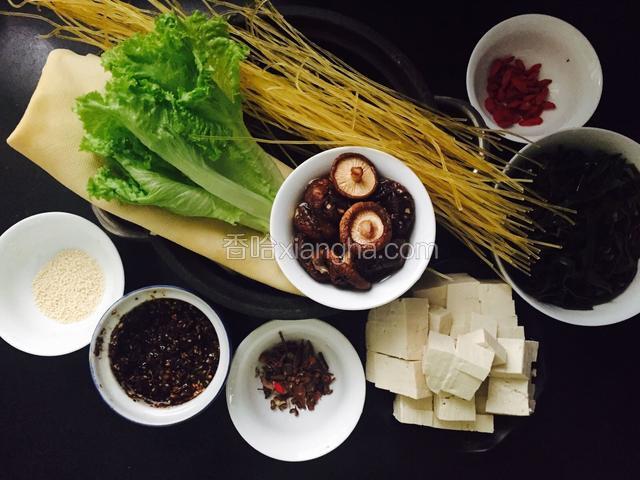 准备以下所需食材
豆腐，切块。
豆腐皮，切丝。
还带丝，我买的成品的。
香菇，提前泡发
枸杞，淘洗干净，备用
粉条，爱吃的可以根据自己砂锅大小多放
生菜，洗干净备用。
食材共7种
花椒，八角，陈皮，小茴，桂皮，香叶，自制辣椒油，红烧酱油，海天豆瓣酱，蚝油，食用盐，香油。材料共12种