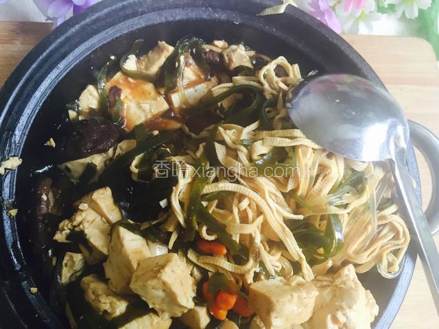 关火，用毛巾包着端下来，看看我是放到我家的菜板上了，一起端过来啦，砂锅底子厚的，端下来后锅里还会沸腾，看看图片可以看出来一点点！
砂锅特别热，一定要注意安全，端下来不能放到不怕烫的物体上拍照，过程一定要注意安全！一定要注意安全，重要的事情说三遍！一定要记住啦！！！