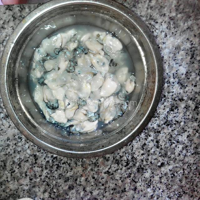 将牡蛎洗干净