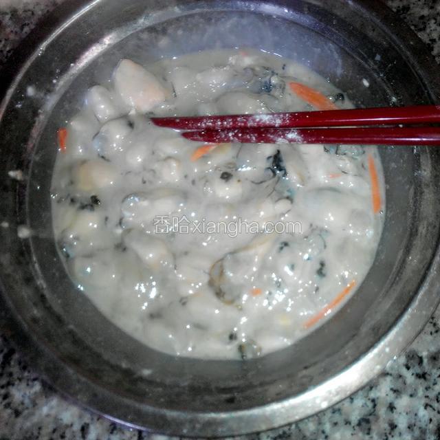 将鸡蛋，胡萝卜放进去，搅拌均匀