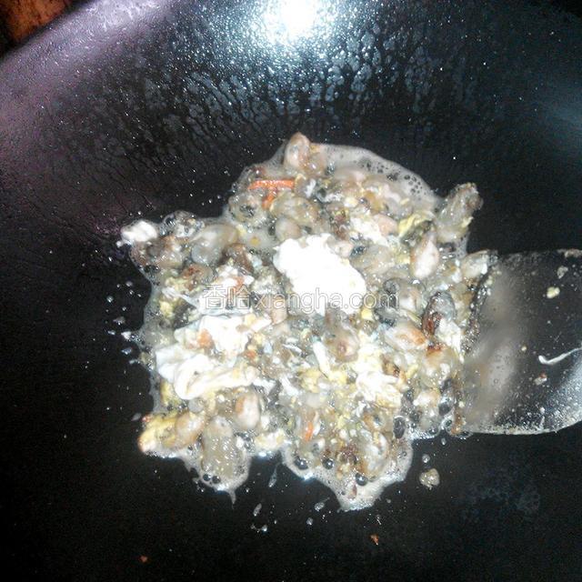 锅中加一些油然后放入混合物