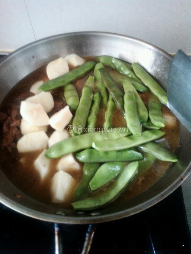 下豆角，土豆煮25分钟，收汁