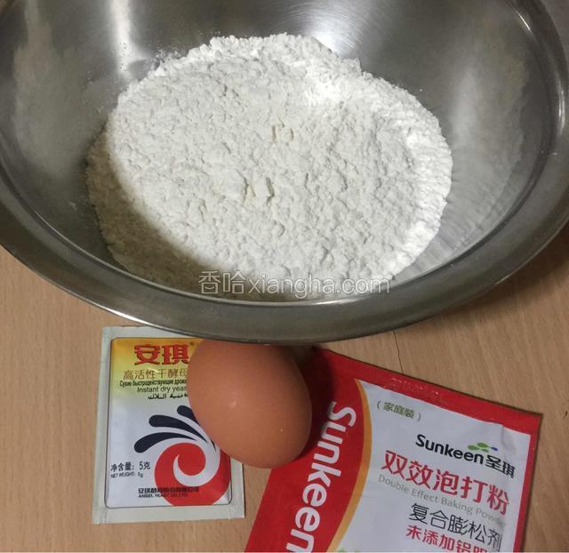 准备材料，干面粉100克左右放入盆中，无铝泡打粉，酵母，鸡蛋一个备用。