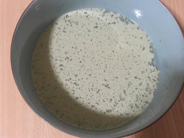 小碗中放入适量温水，水温以比体温稍为热一点为宜，倒入适量酵母粉溶解均匀。